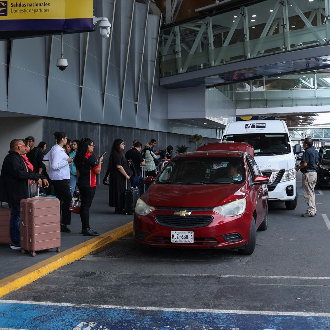 Pasajeros en las afueras de la Terminal 1 del AICM. Foto: Cuartoscuro